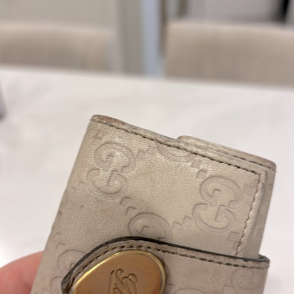 GUCCI Heart Embossed 6 Key Holder in Grey - Picture 8 of 10